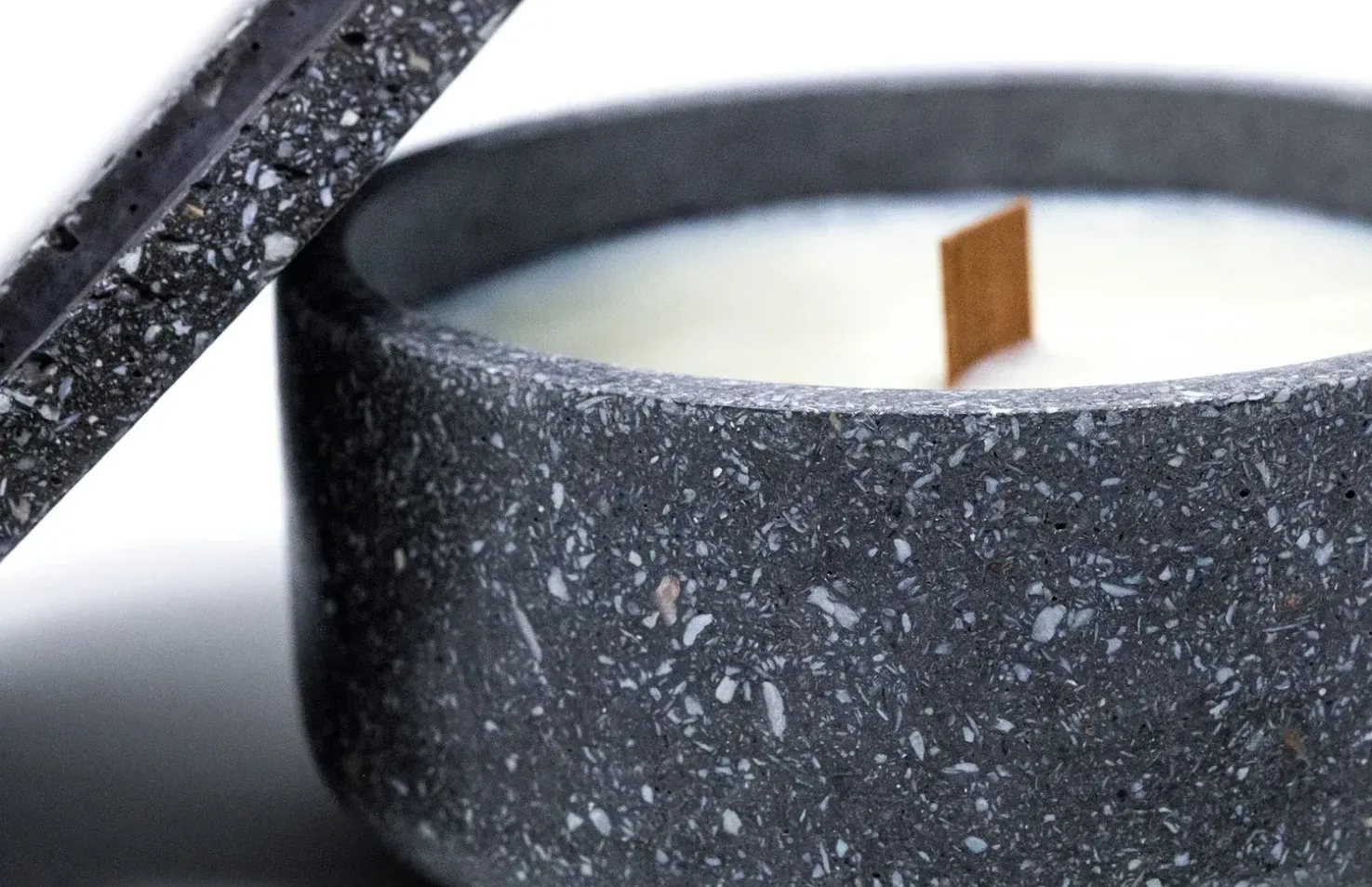 Candela in contenitore di MarMàréa scuro con coperchio