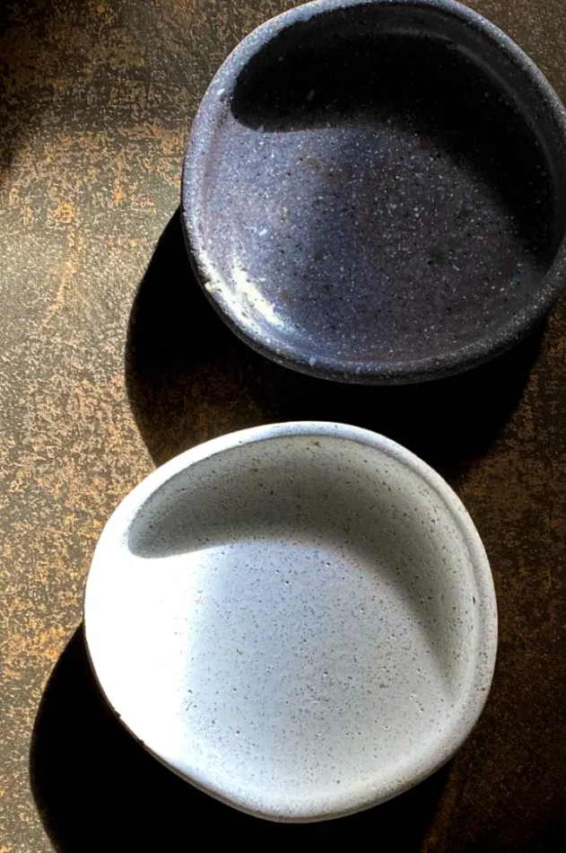 Ciotole scura e chiara su una superficie bronzo