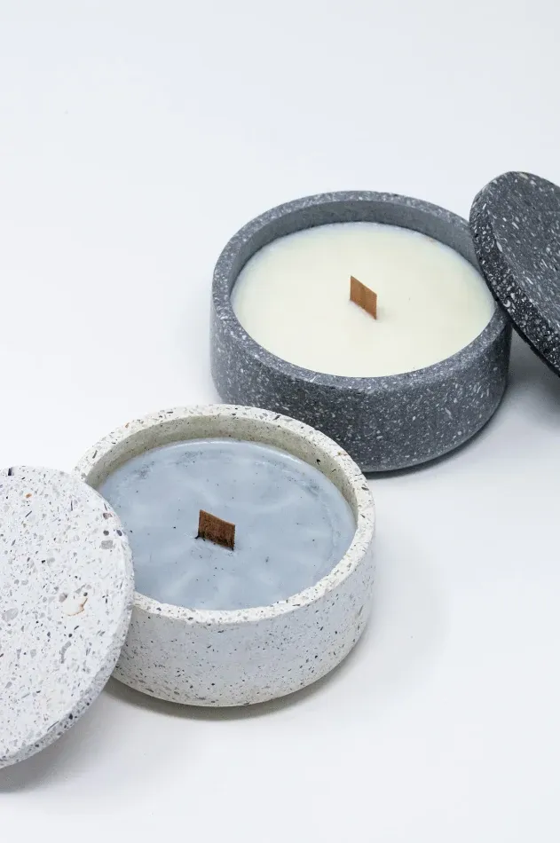 Candele in contenitori di MarMàréa chiaro e scuro