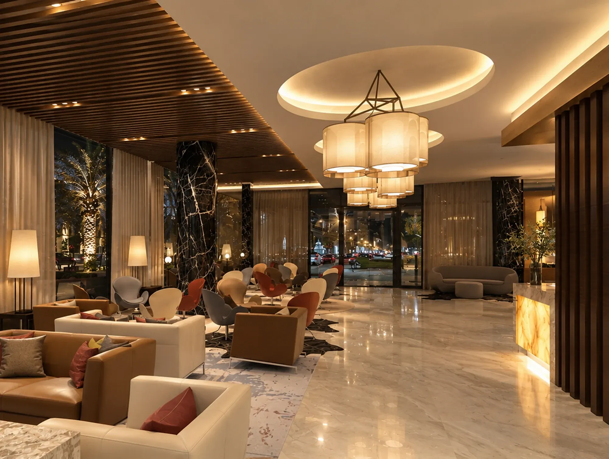 Lobby di hotel con salotti, lampadari e pavimento in marmo