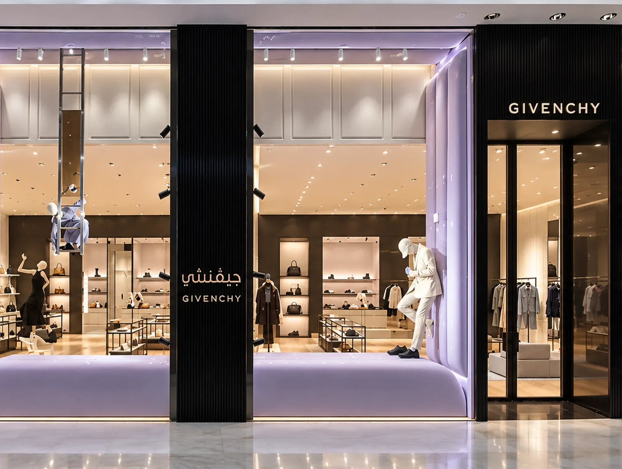 Facciata della boutique Givenchy con vetrine illuminate