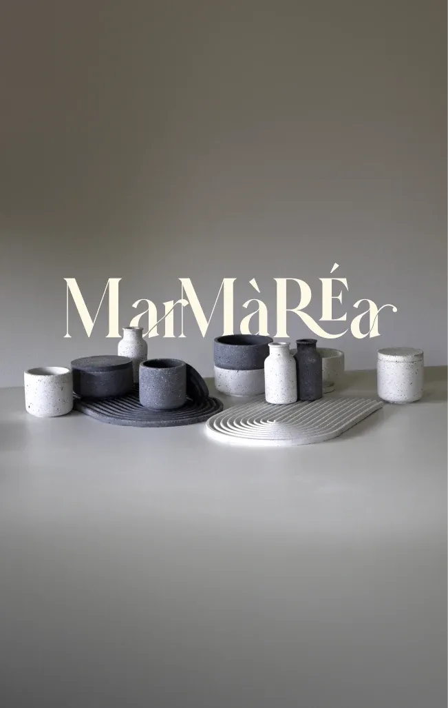 Collezione di oggetti in MarMàréa con il logo