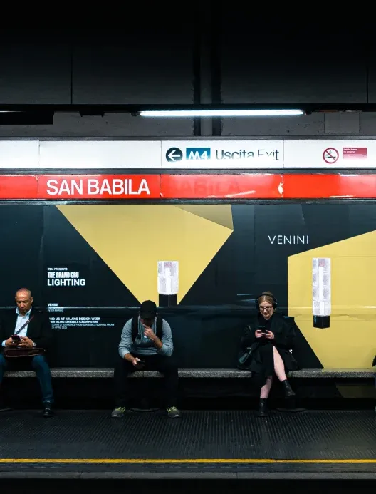 IFDM: banchina della metro San Babila con la campagna gialla