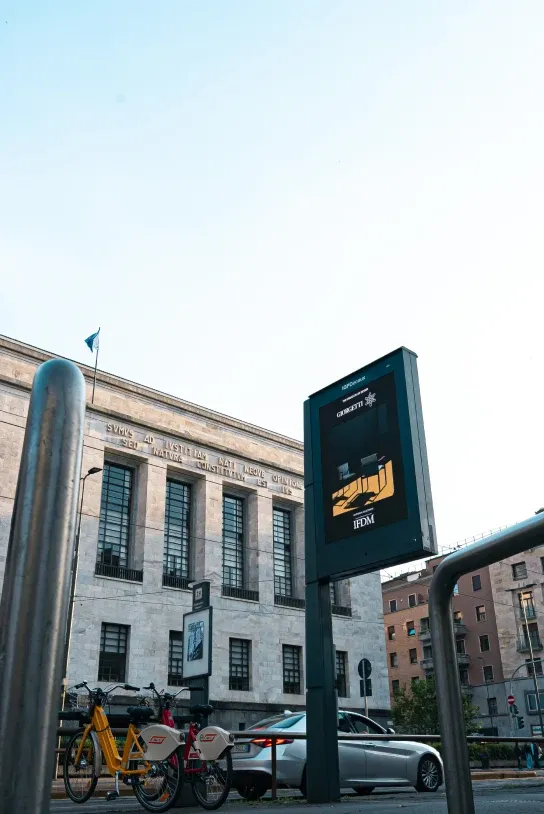 IFDM: schermo digitale in strada con la campagna Giorgetti