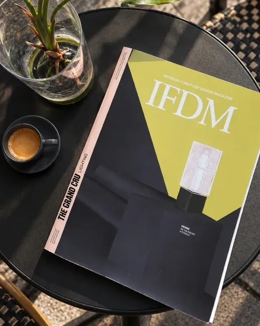 IFDM: rivista con copertina gialla su un tavolino